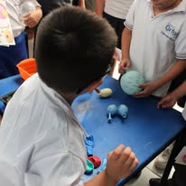 Alumno trabajando con materiales de ciencias